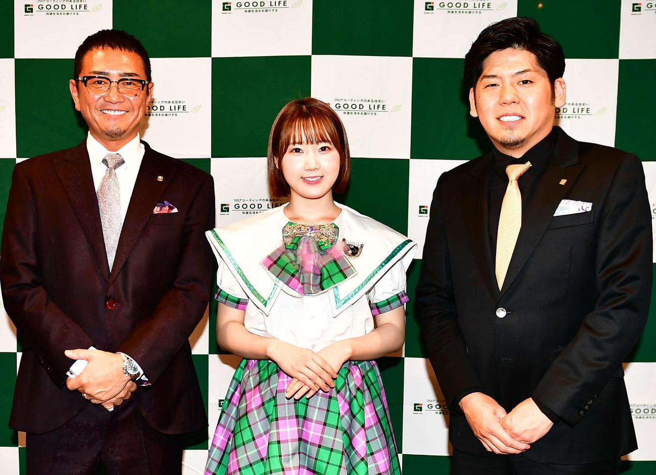 KLP48とアンバサダー契約する株式会社グッドライフの「25期決起集会」にプレゼンターとして出席した甲斐心愛（中央）（撮影・松尾幸之介）