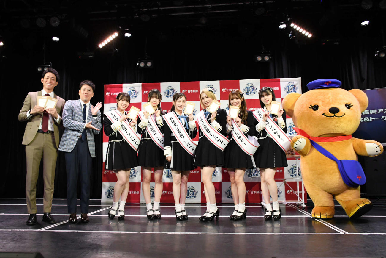 「2026年用年賀はがき販売開始PRイベント」イベントに登場した（左から）ネイビーズアフロみながわ、はじり、NMB48安部若菜、青原優花、川上千尋、塩月希依音、坂田心咲、坂下真心、日本郵便オリジナルキャラクターぽすくま（撮影・阪口孝志）