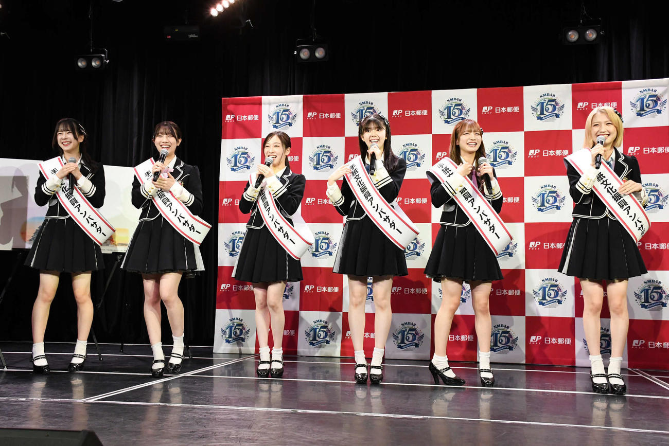 手紙文化振興アンバサダーに就任した（左から）NMB48青原優花、安部若菜、川上千尋、坂下真心、坂田心咲、塩月希依音（撮影・阪口孝志）