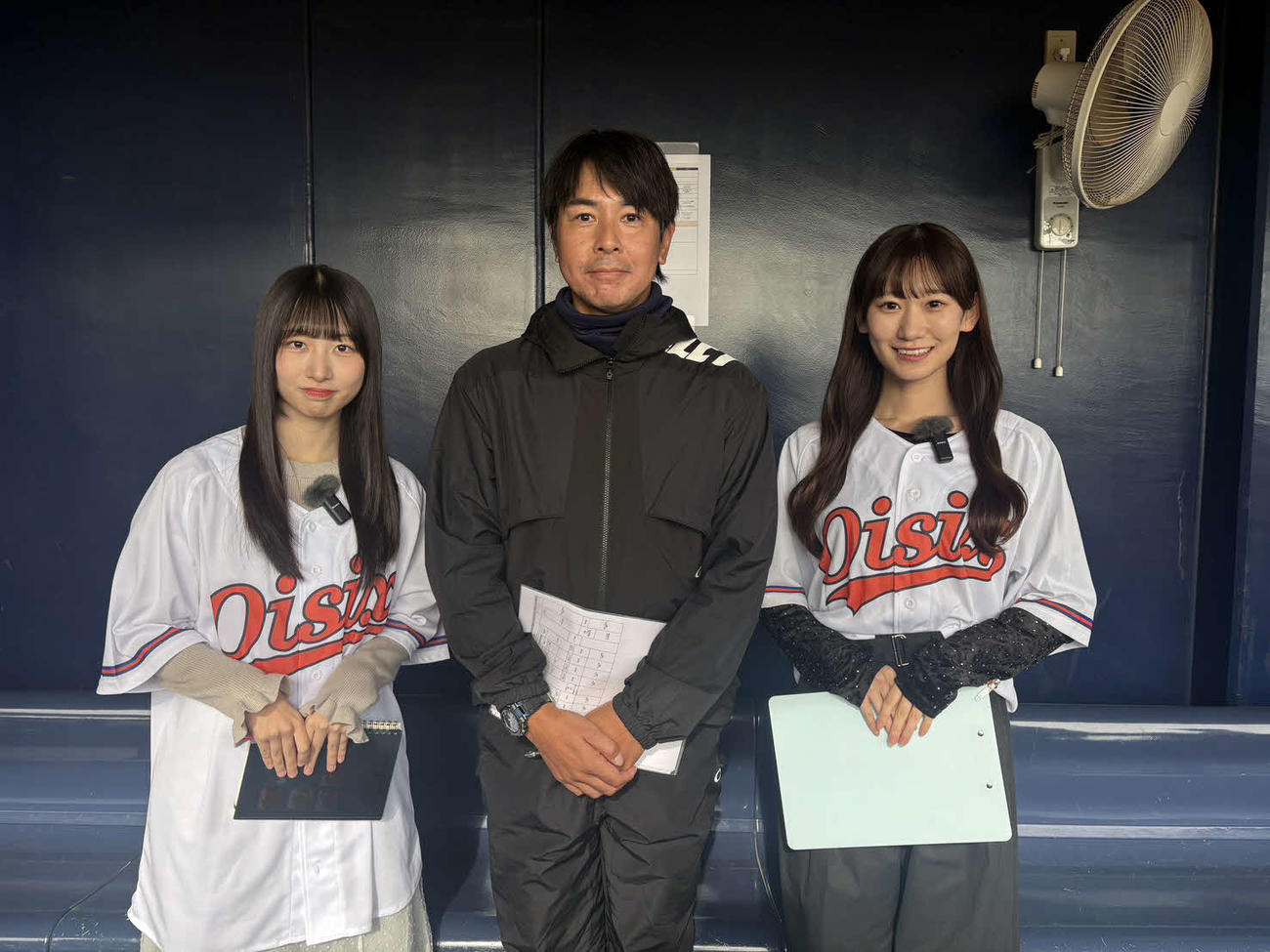 オイシックス武田監督（中央）とスリーショットに収まる北澤（左）と佐藤海　（C）Flora