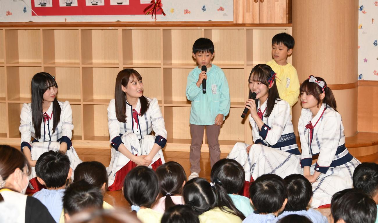 保育園児の質問に答えるNGT48