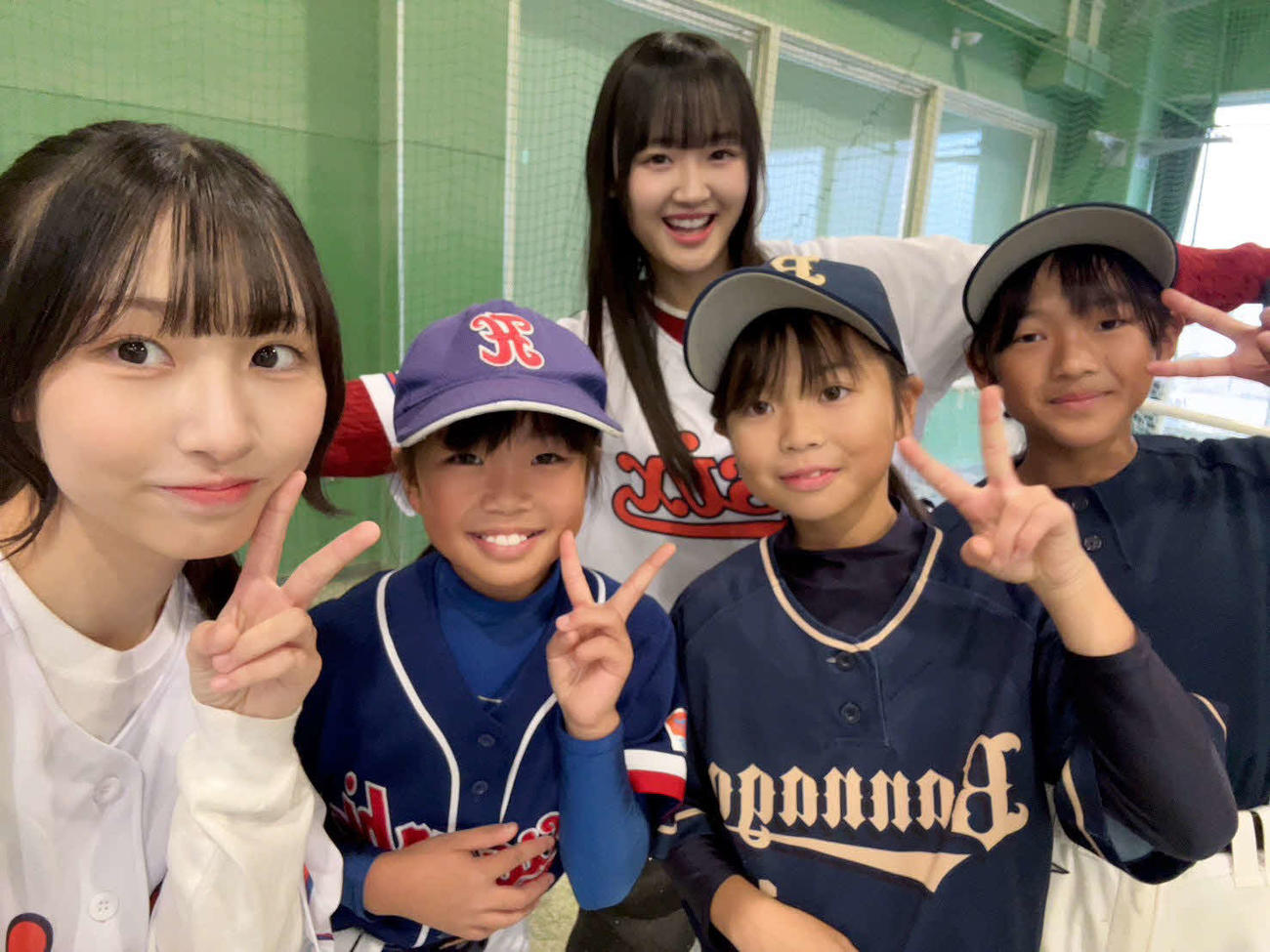 小学生女子選手と記念撮影をする北澤（左）と磯部（後列）　（C）Flora