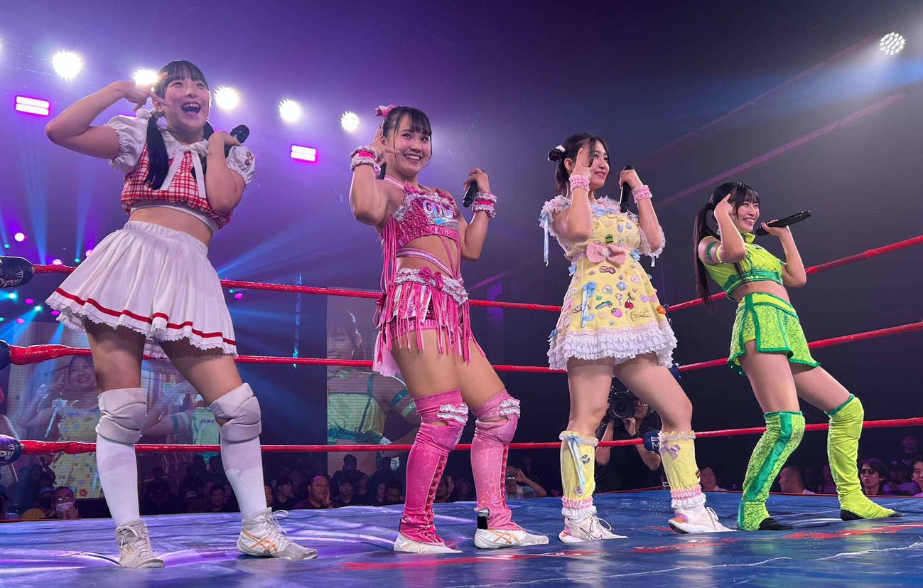 「GOOD LIFE presents LOVE＆PEACE」で歌唱するアップアップガールズ（プロレス）のメンバー（撮影・松尾幸之介）