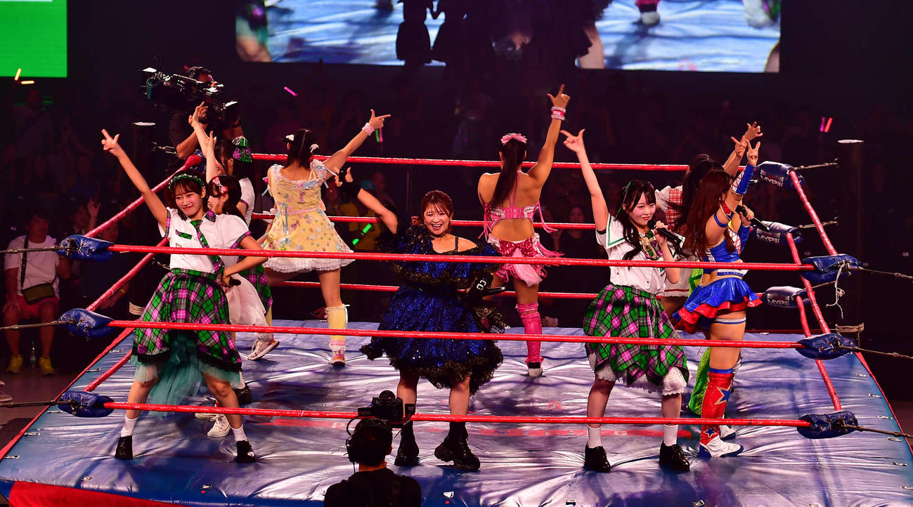 「GOOD LIFE presents LOVE＆PEACE」で矢口真里を中心として「LOVEマシーン」を歌唱する出演者たち（撮影・松尾幸之介）