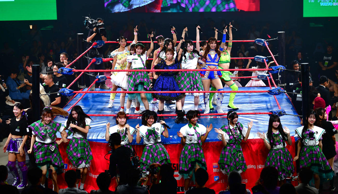 「GOOD LIFE presents LOVE＆PEACE」で矢口真里を中心として「LOVEマシーン」を歌唱する出演者たち（撮影・松尾幸之介）