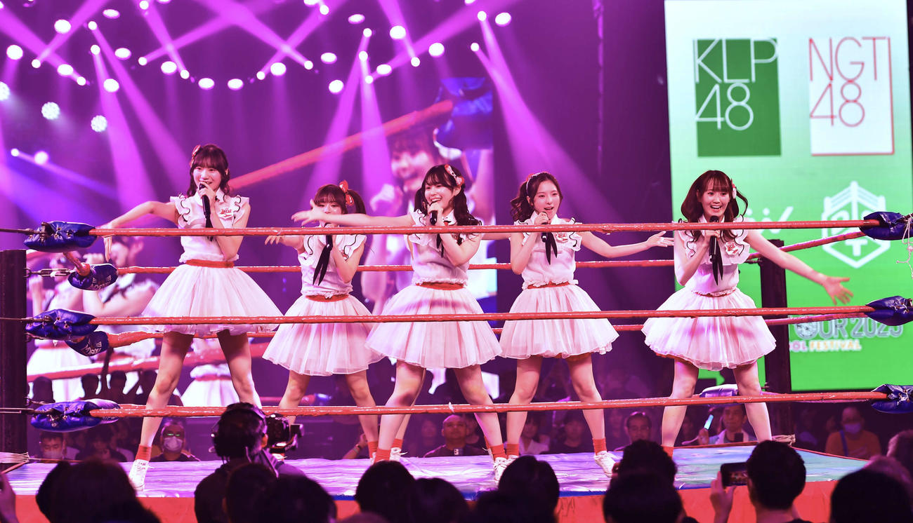 「GOOD LIFE presents LOVE＆PEACE」でリング上で歌唱するNGT48のメンバー（撮影・松尾幸之介）