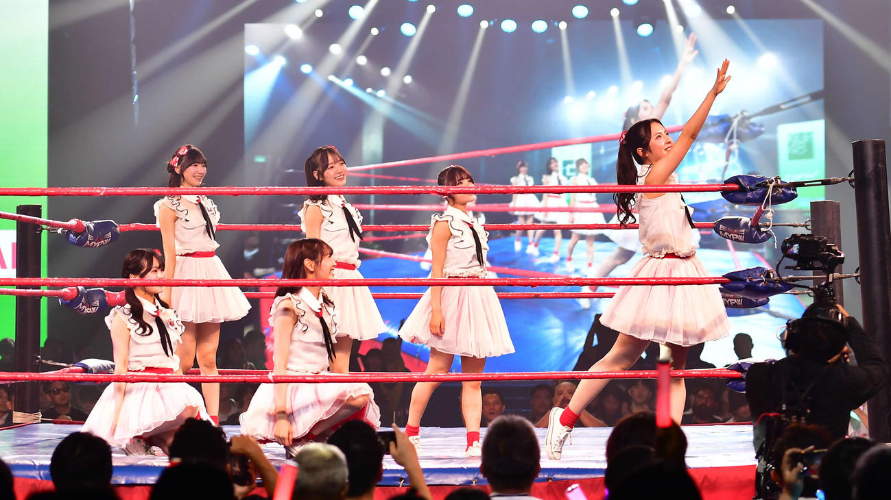「GOOD LIFE presents LOVE＆PEACE」でリング上で歌唱するNGT48のメンバー（撮影・松尾幸之介）