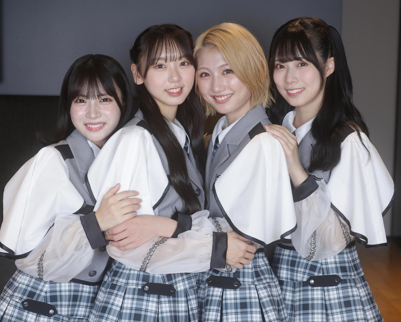 NEWシングル「青春のデッドライン」について語ったNMB48。左から芳賀礼、泉綾乃、塩月希従音、龍本弥生（撮影・中島郁夫）