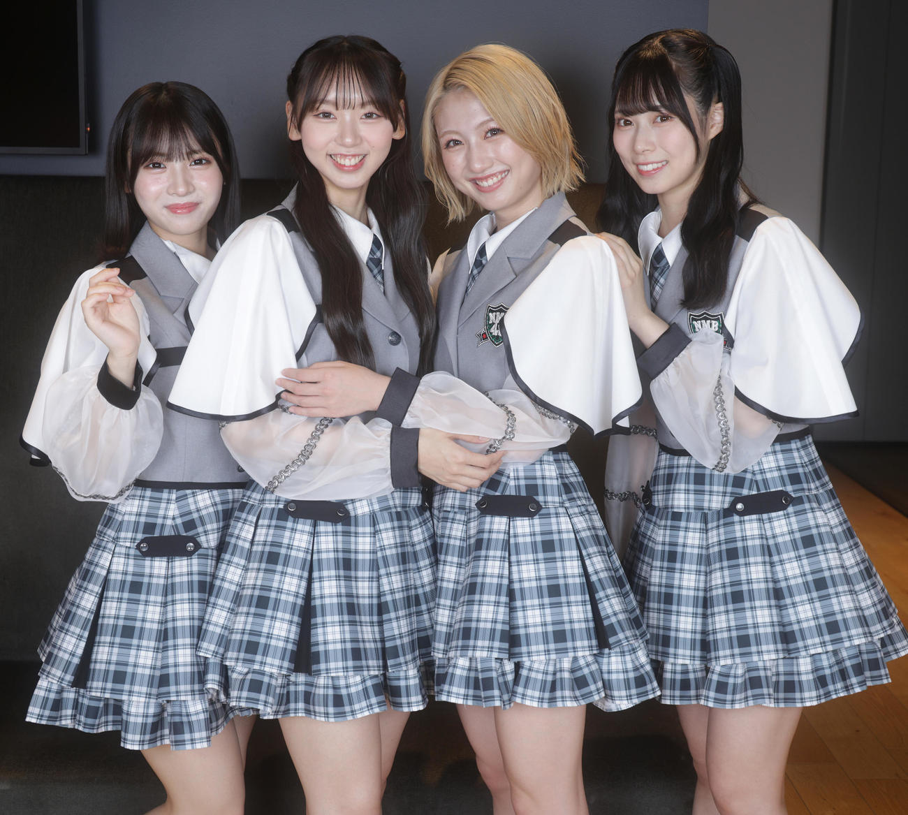 NEWシングル「青春のデッドライン」について語ったNMB48。左から芳賀礼、泉綾乃、塩月希従音、龍本弥生（撮影・中島郁夫）