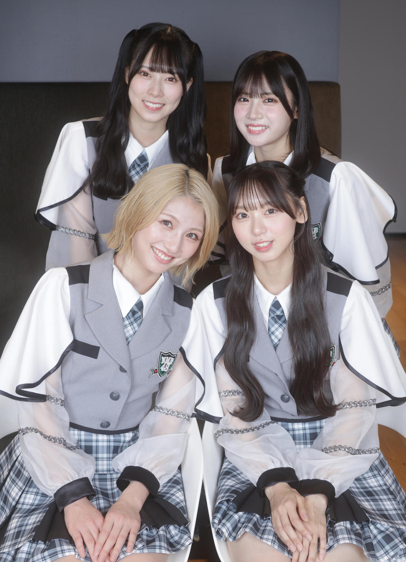 NEWシングル「青春のデッドライン」について語ったNMB48。前列左から塩月希従音、泉綾乃、後列左から龍本弥生、芳賀礼（撮影・中島郁夫）