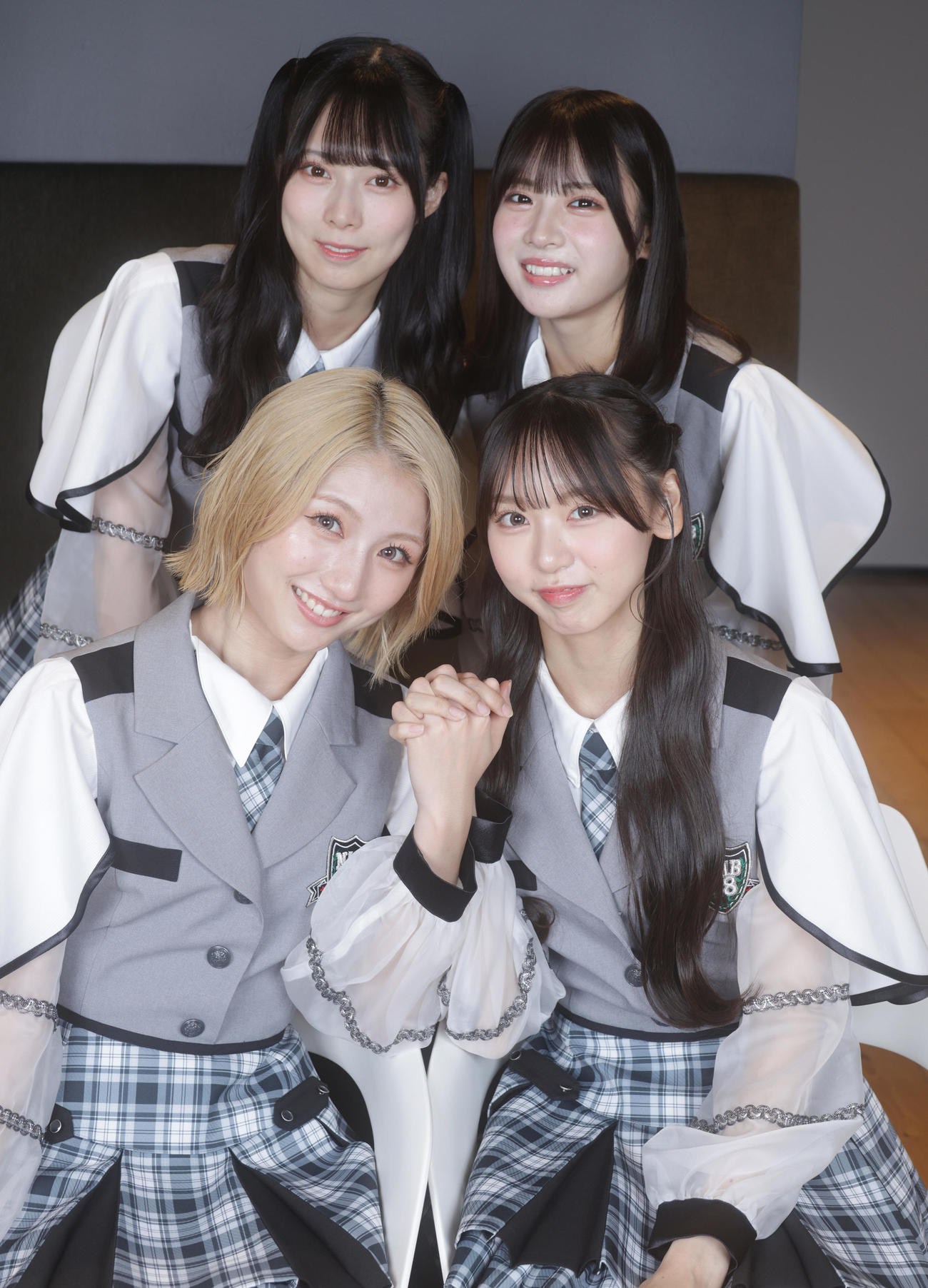 NEWシングル「青春のデッドライン」について語ったNMB48。前列左から塩月希従音、泉綾乃、後列左から龍本弥生、芳賀礼（撮影・中島郁夫）