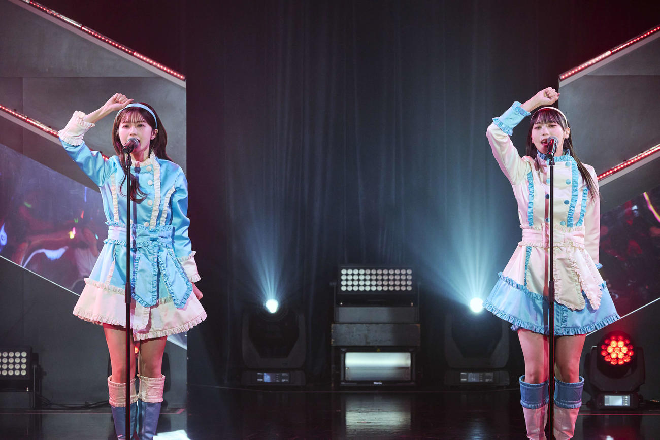 14周年記念公演を行ったHKT48、4期生の地頭江音々（左）と豊永阿紀（右）（（C）Mercury）
