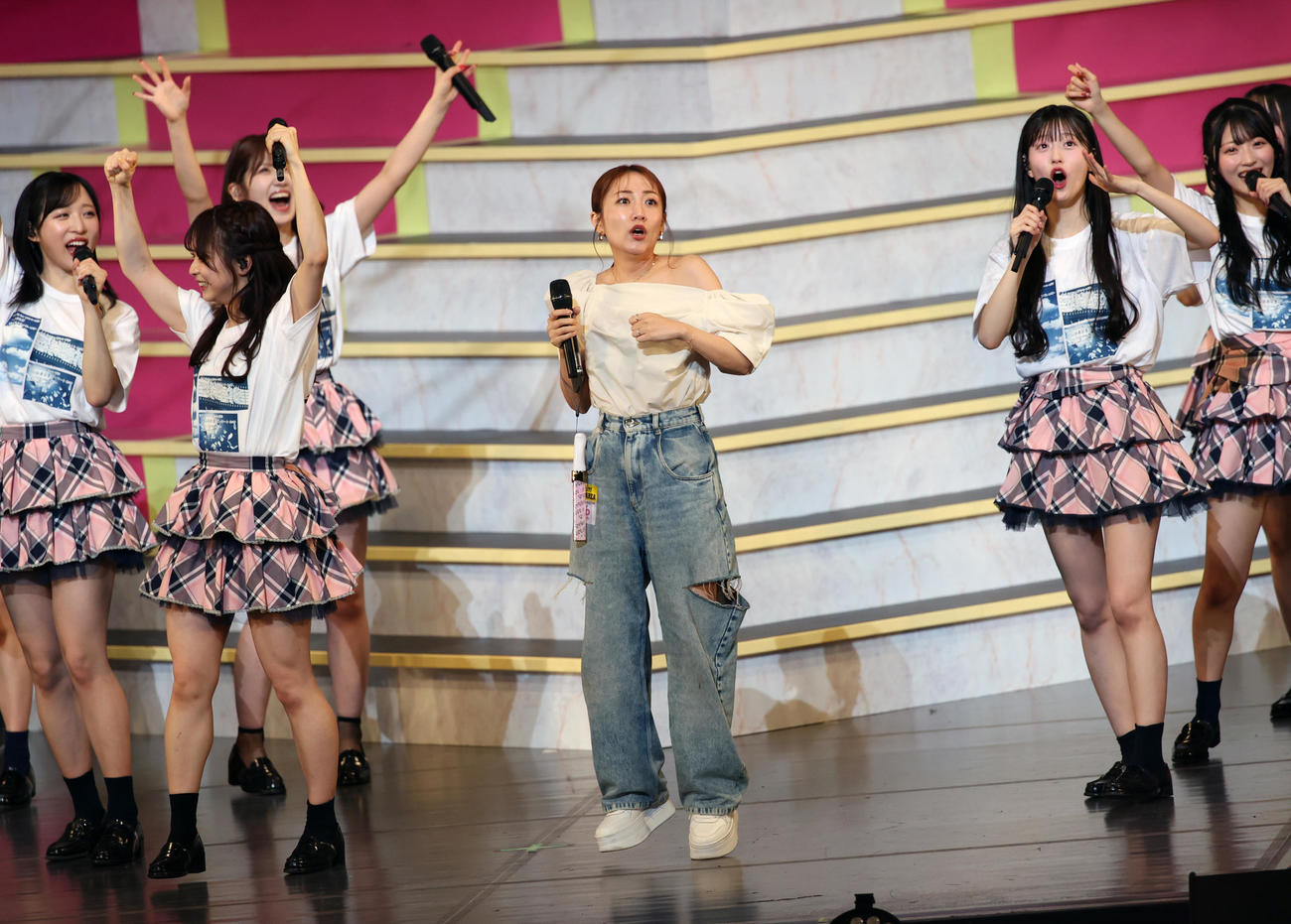 「AKB48春コンサート」で応援総団長に就任した高橋みなみ（中央）（2025年5月撮影）