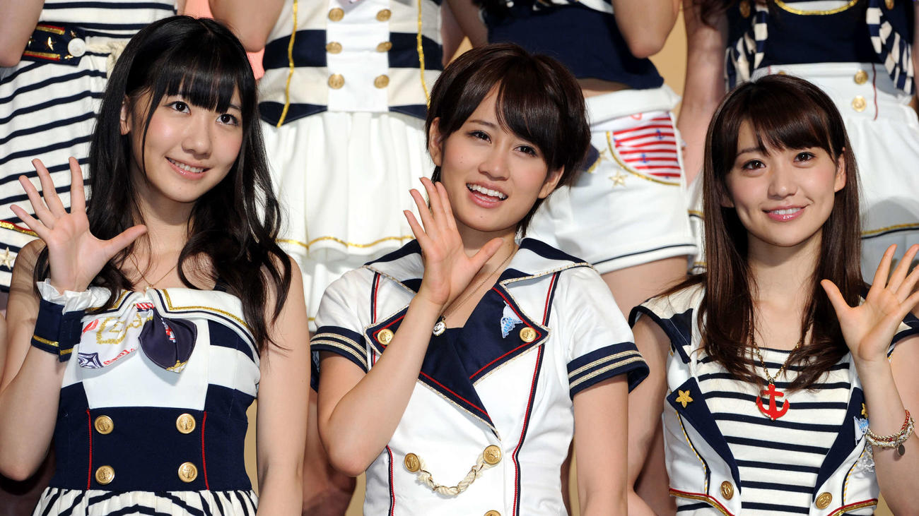第3回AKB48選抜総選挙後、笑顔で記念写真に納まる、左から柏木由紀、前田敦子、大島優子（2011年6月撮影）