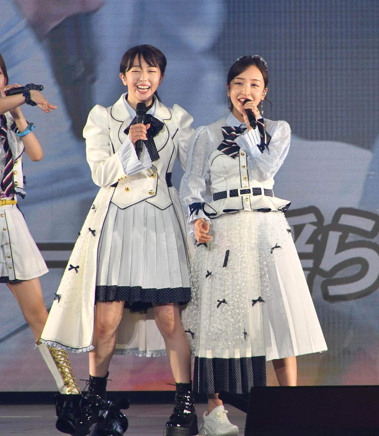 卒業コンサートで歌う峯岸みなみ(左)と板野友美（2021年5月撮影）