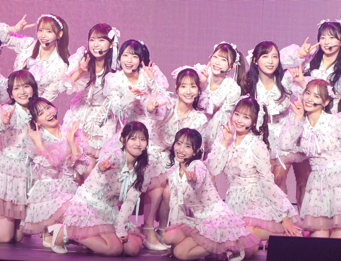 「カラコンウィンク」を披露したAKB48（撮影・寺本吏輝）