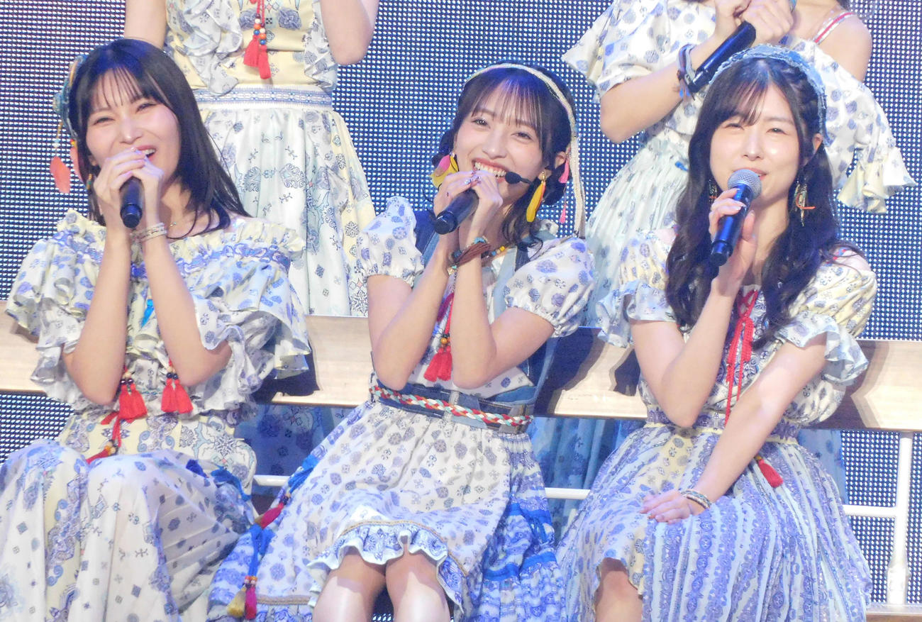 「翼はいらない」を披露した左から福岡聖菜、向井地美音、岩立沙穂（撮影・寺本吏輝）
