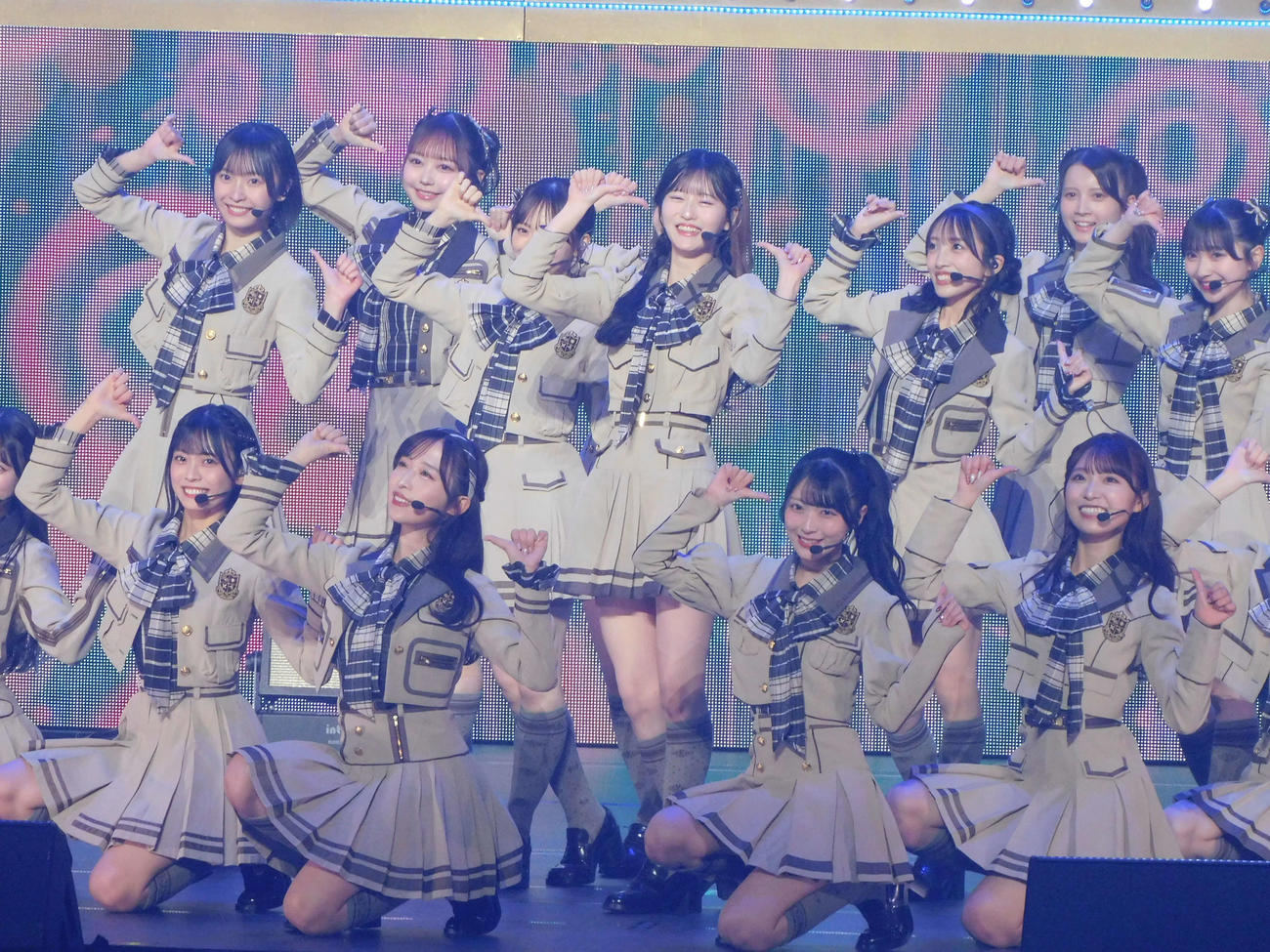 パフォーマンスするAKB48（撮影・寺本吏輝）