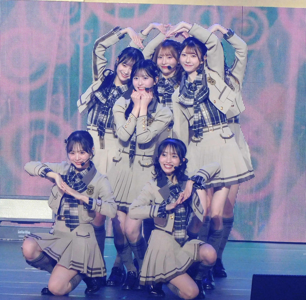 パフォーマンスするAKB48（撮影・寺本吏輝）