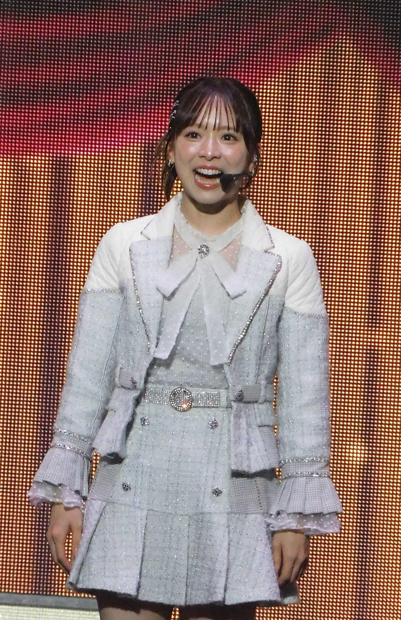 ファンにメッセージを送る倉野尾成美（撮影・寺本吏輝）