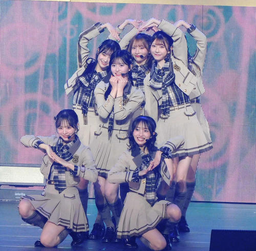 AKB48が20周年武道館公演が開幕 村山彩希が純白ドレス、柏木由紀が
