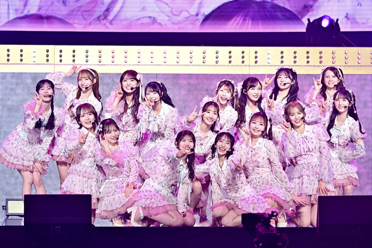 パフォーマンスするAKB48（C）AKB48