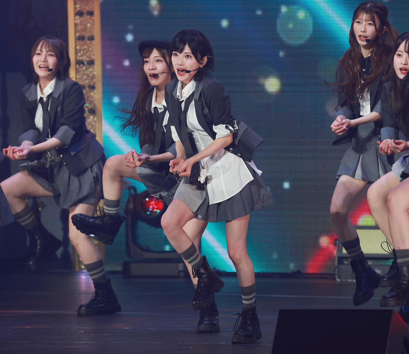 20周年コンサートで岡田奈々センターで披露する「根も葉もRumor」（撮影・中島郁夫）