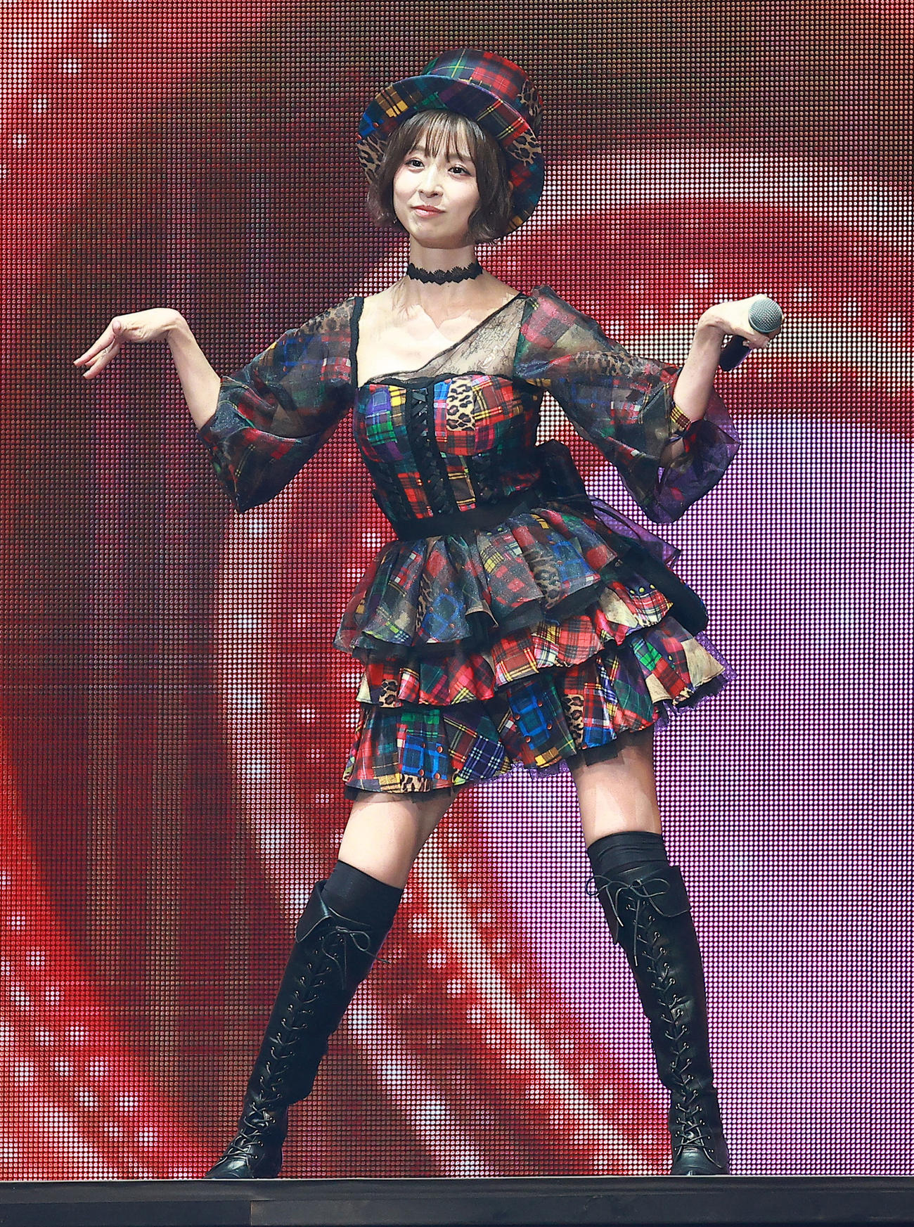 20周年コンサートで盛り上がる元AKB48の篠田麻里子（撮影・中島郁夫）