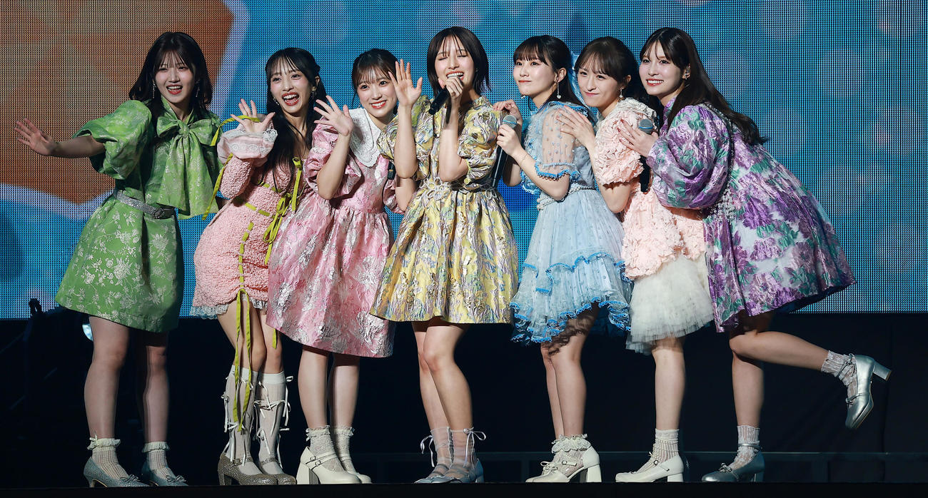 OGを迎え20周年コンサートで盛り上がるAKB48（撮影・中島郁夫）