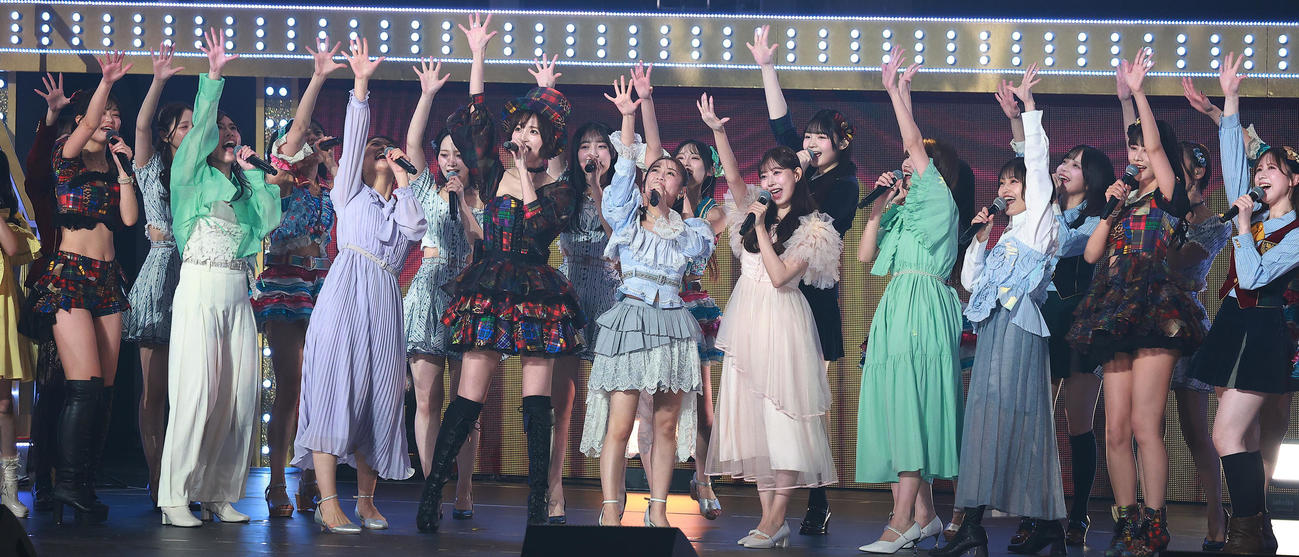 OGを迎え20周年コンサートで盛り上がるAKB48（撮影・中島郁夫）