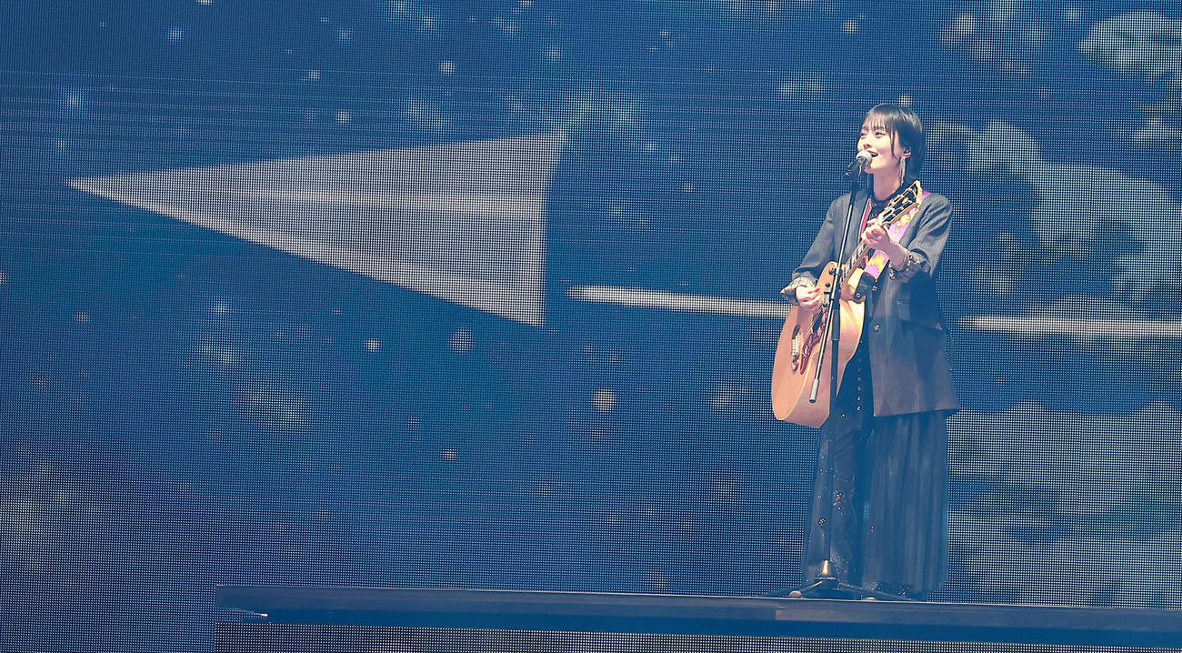 山本彩ソロギターで披露された「365日の紙飛行機」（撮影・中島郁夫）
