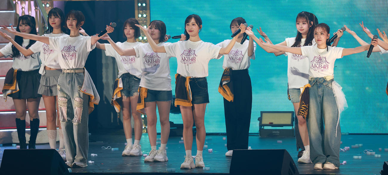OGを迎え20周年コンサートで盛り上がるAKB48（撮影・中島郁夫）