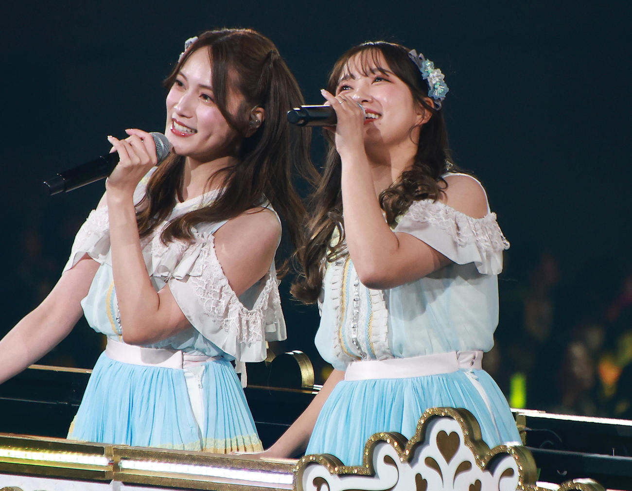 20周年コンサートで盛り上がる入山杏奈（左）と加藤玲奈（撮影・中島郁夫）