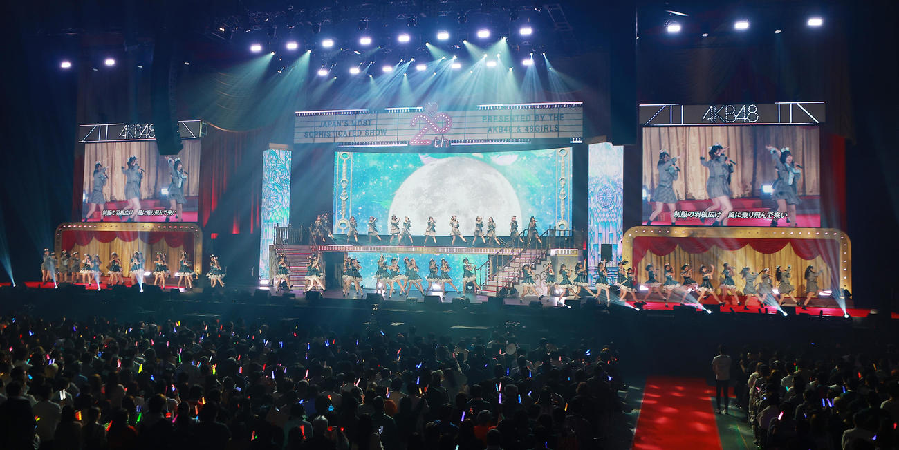 OGを迎え20周年コンサートで盛り上がるAKB48（撮影・中島郁夫）