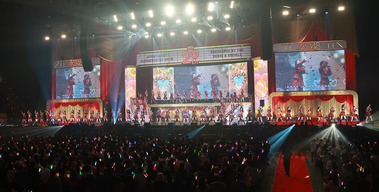 OGを迎え20周年コンサートで盛り上がるAKB48（撮影・中島郁夫）