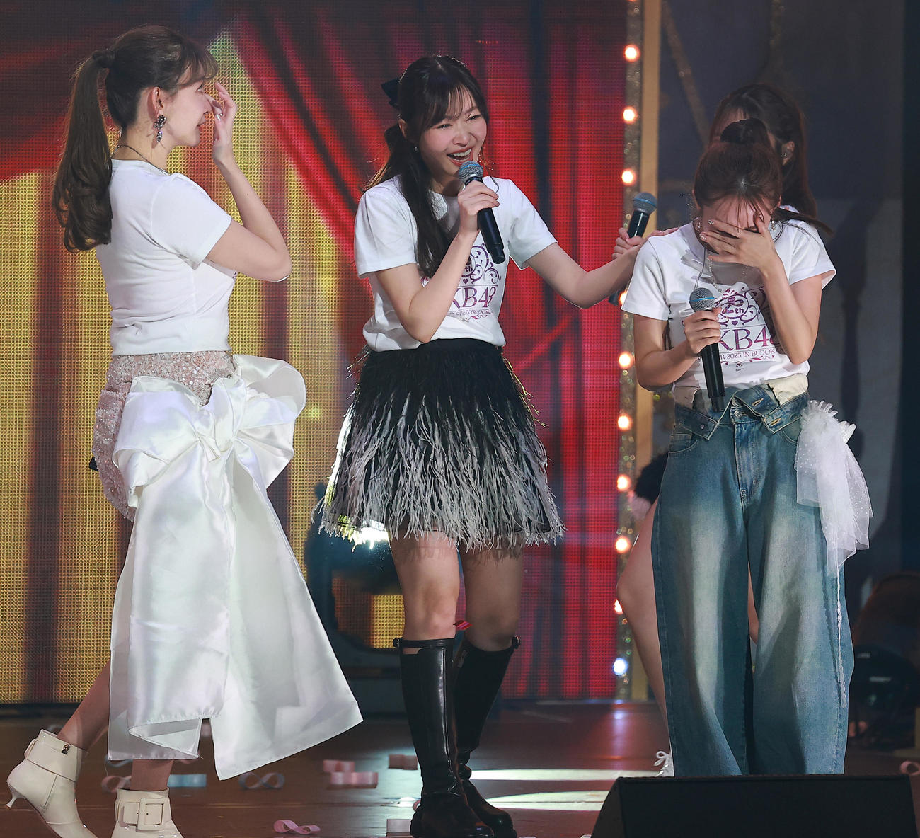 コンサートを終え涙を流す左から小嶋陽菜、指原莉乃、高橋みなみ（撮影・中島郁夫）