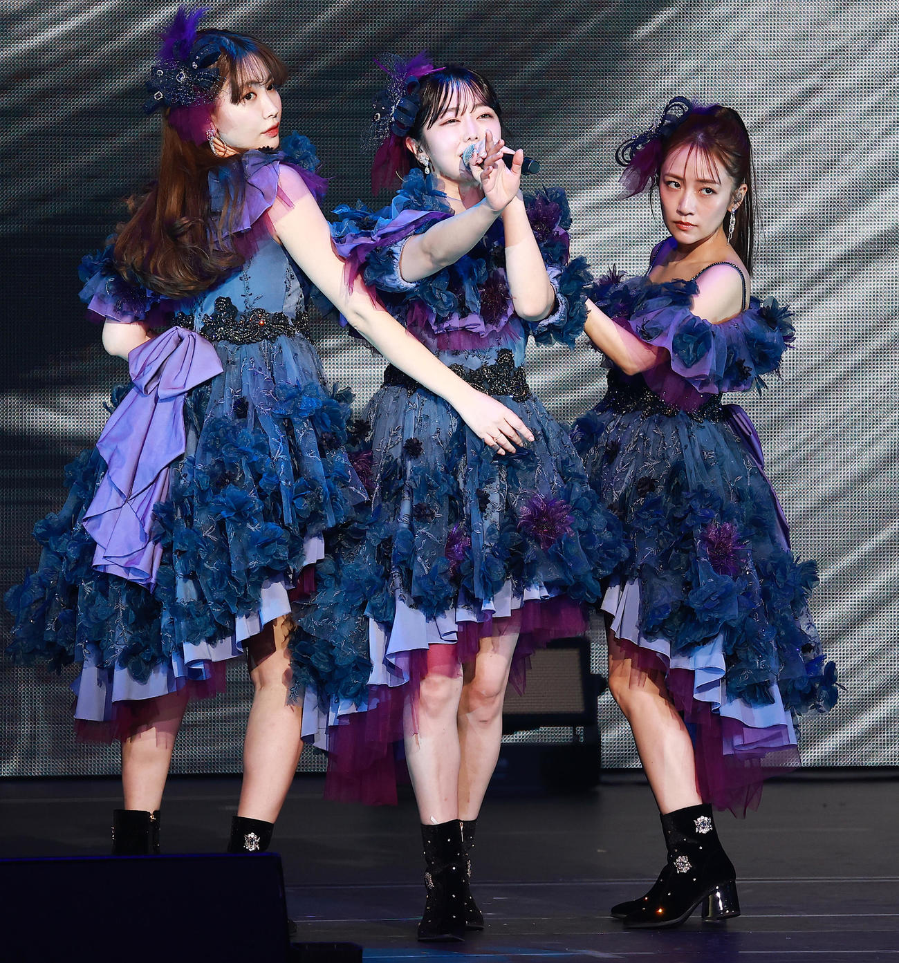 20周年記念コンサートで盛り上がる元AKB48。左から小嶋陽菜、峯岸みなみ、高橋みなみ（撮影・中島郁夫）