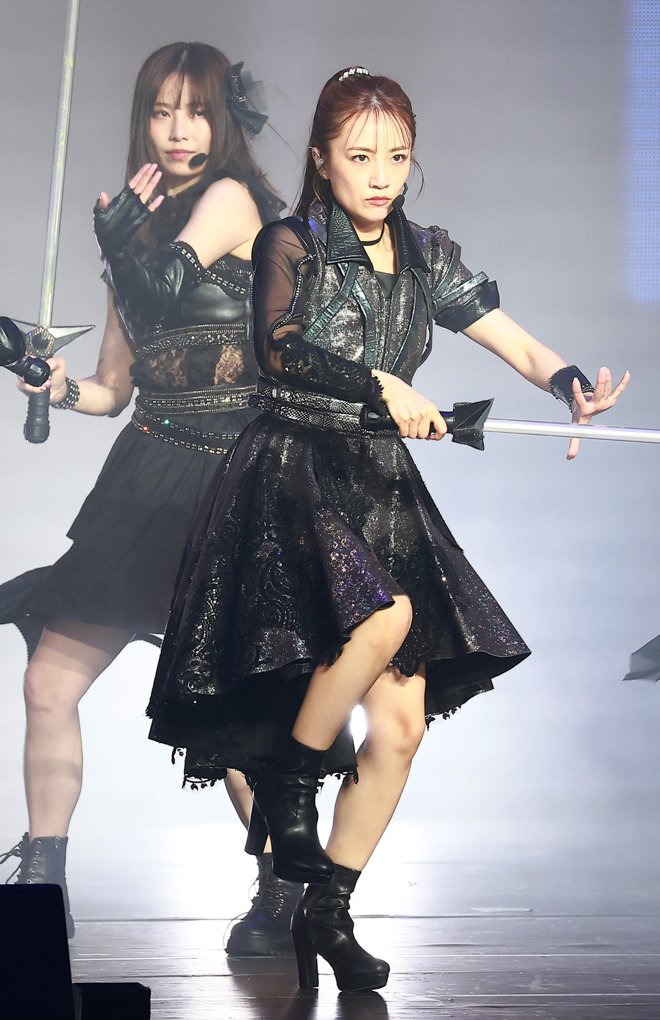 20周年記念コンサートで盛り上がる元AKB48の横山由依（左）と高橋みなみ（撮影・中島郁夫）
