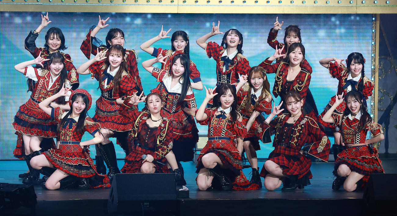 20周年記念コンサート「ポニーテールとシュシュ」で盛り上がるAKB48（撮影・中島郁夫）