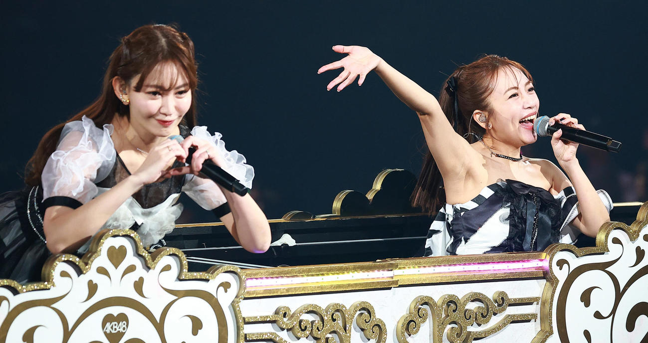 ファンに手を振る小嶋陽菜（左）と高橋みなみ（撮影・中島郁夫）