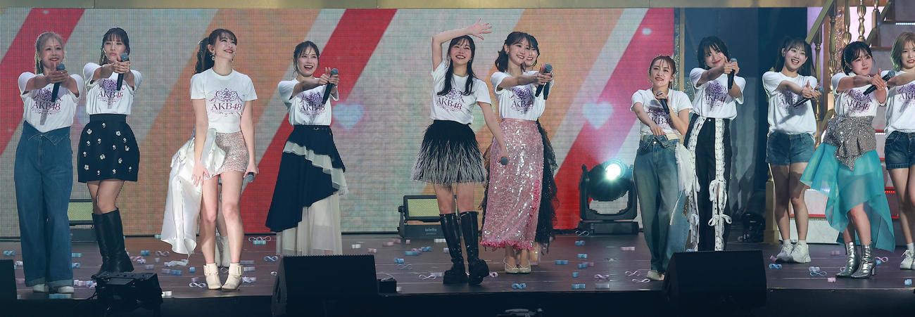 20周年記念コンサート「恋するフォーチュンクッキー」で盛り上がるAKB48（撮影・中島郁夫）