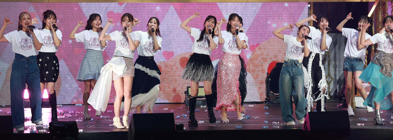 20周年記念コンサート「恋するフォーチュンクッキー」で盛り上がるAKB48（撮影・中島郁夫）