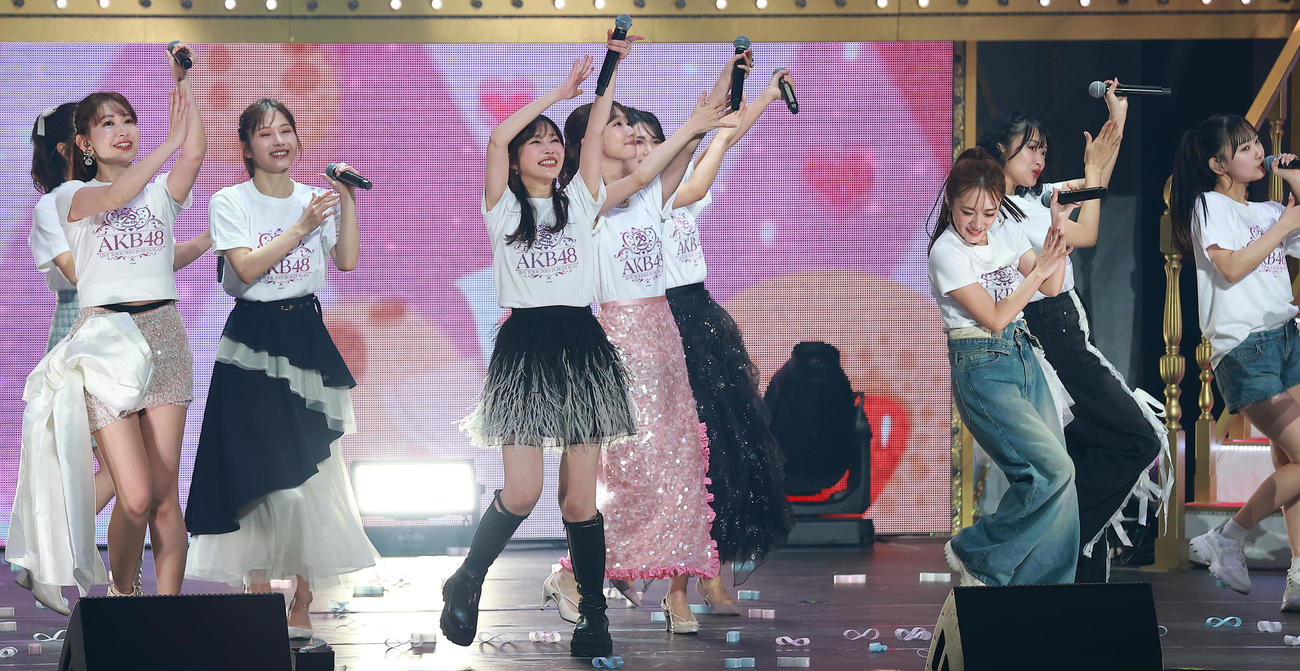 20周年記念コンサート「恋するフォーチュンクッキー」で盛り上がるAKB48（撮影・中島郁夫）