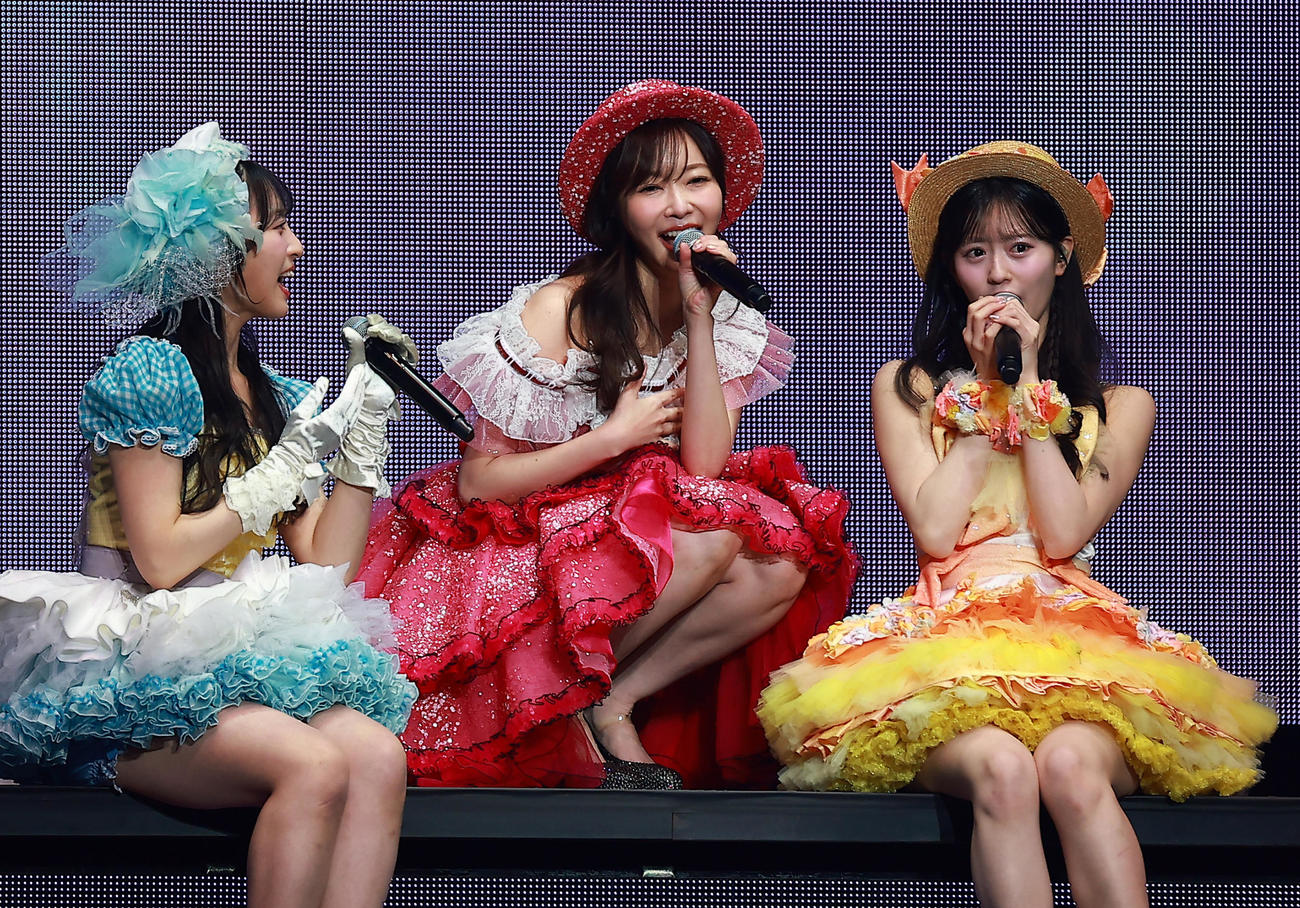 20周年記念コンサートで盛り上がる元AKB48の指原莉乃（中央）（撮影・中島郁夫）