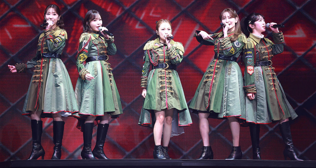 0周年記念コンサートでオープニングを盛り上げる元AKB48。左から柏木由紀、指原莉乃、高橋みなみ、小嶋陽菜、峯岸みなみ（撮影・中島郁夫）