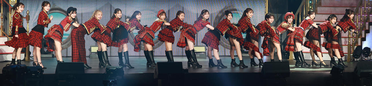 20周年記念コンサート「Everyday．カチューシャ」で盛り上がるAKB48（撮影・中島郁夫）