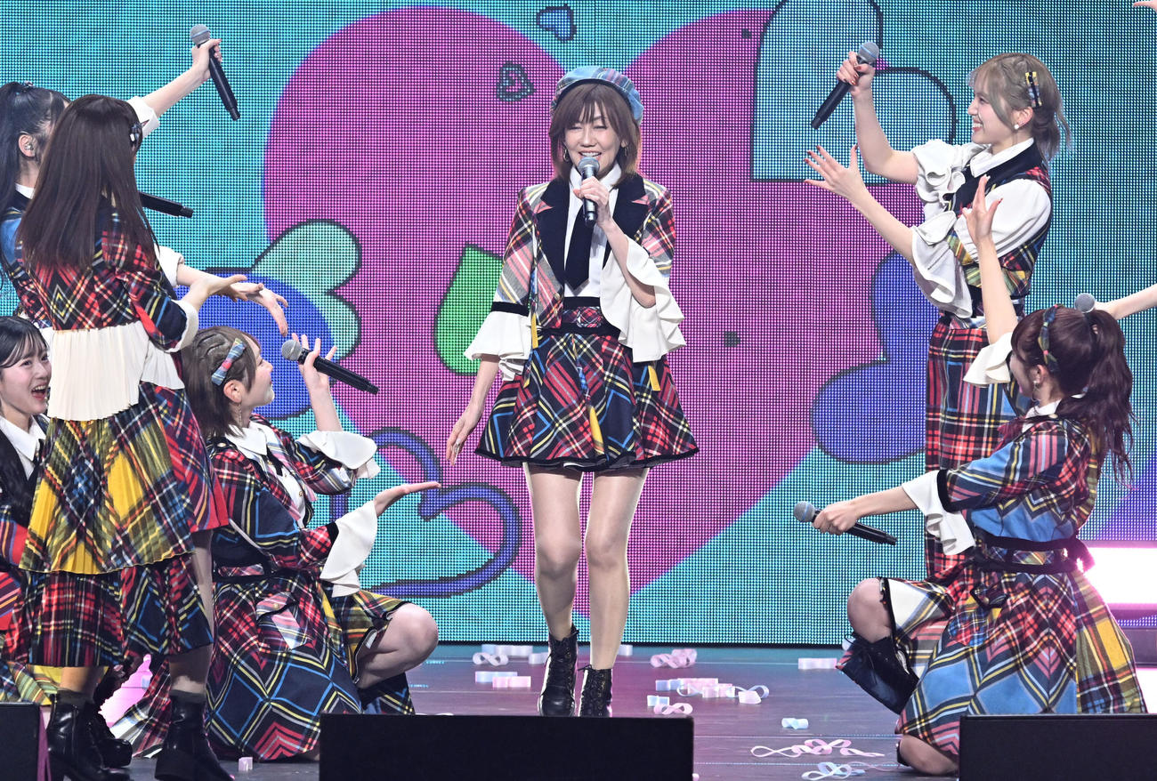 「20周年記念ライブツアーPart2」にAKB48のメンバーに迎えられ登場した松本伊代（撮影・千葉一成）