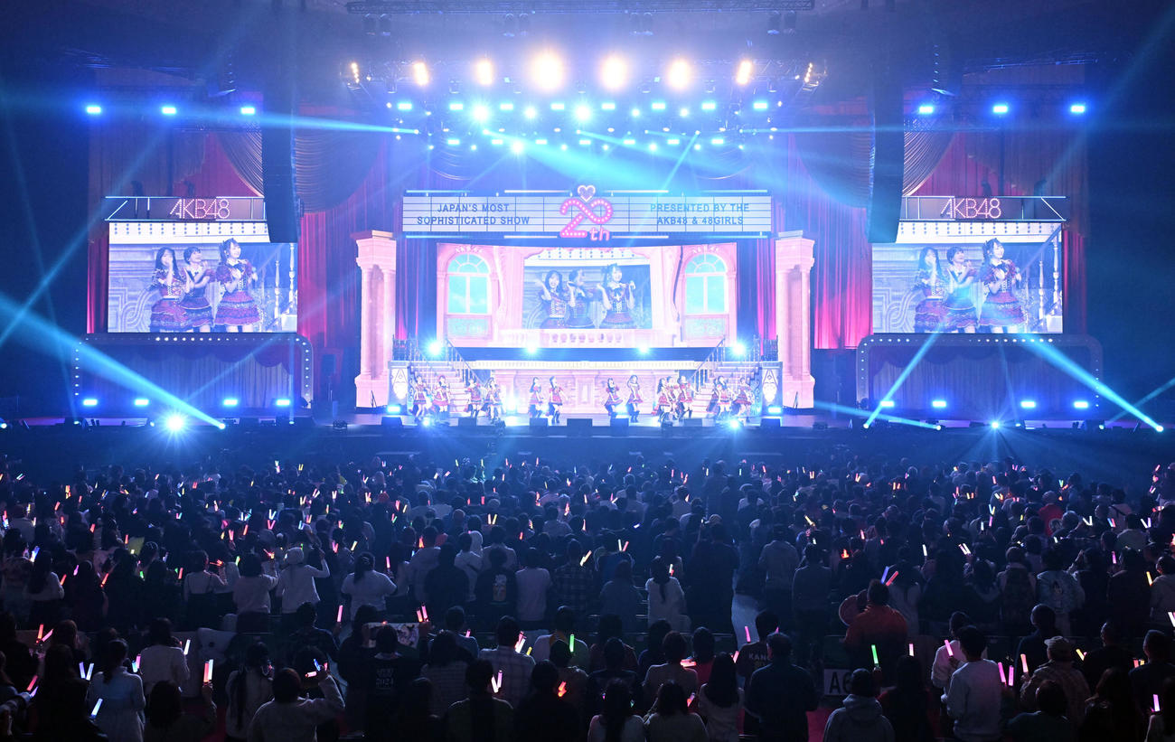 「20周年記念ライブツアーPart2」で歌唱するAKB48（撮影・千葉一成）