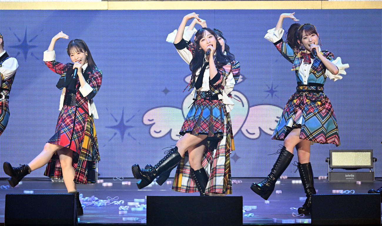 「20周年記念ライブツアーPart2」で会場を魅了した小栗有以（前列中央）らAKB48のメンバー（撮影・千葉一成）