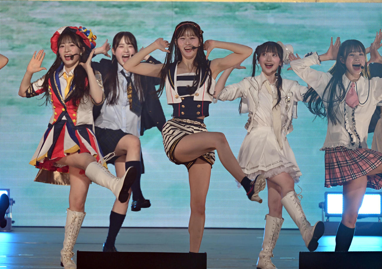 「20周年記念ライブツアーPart2」で会場を盛り上げた八木愛月（中央）らAKB48のメンバー（撮影・千葉一成）